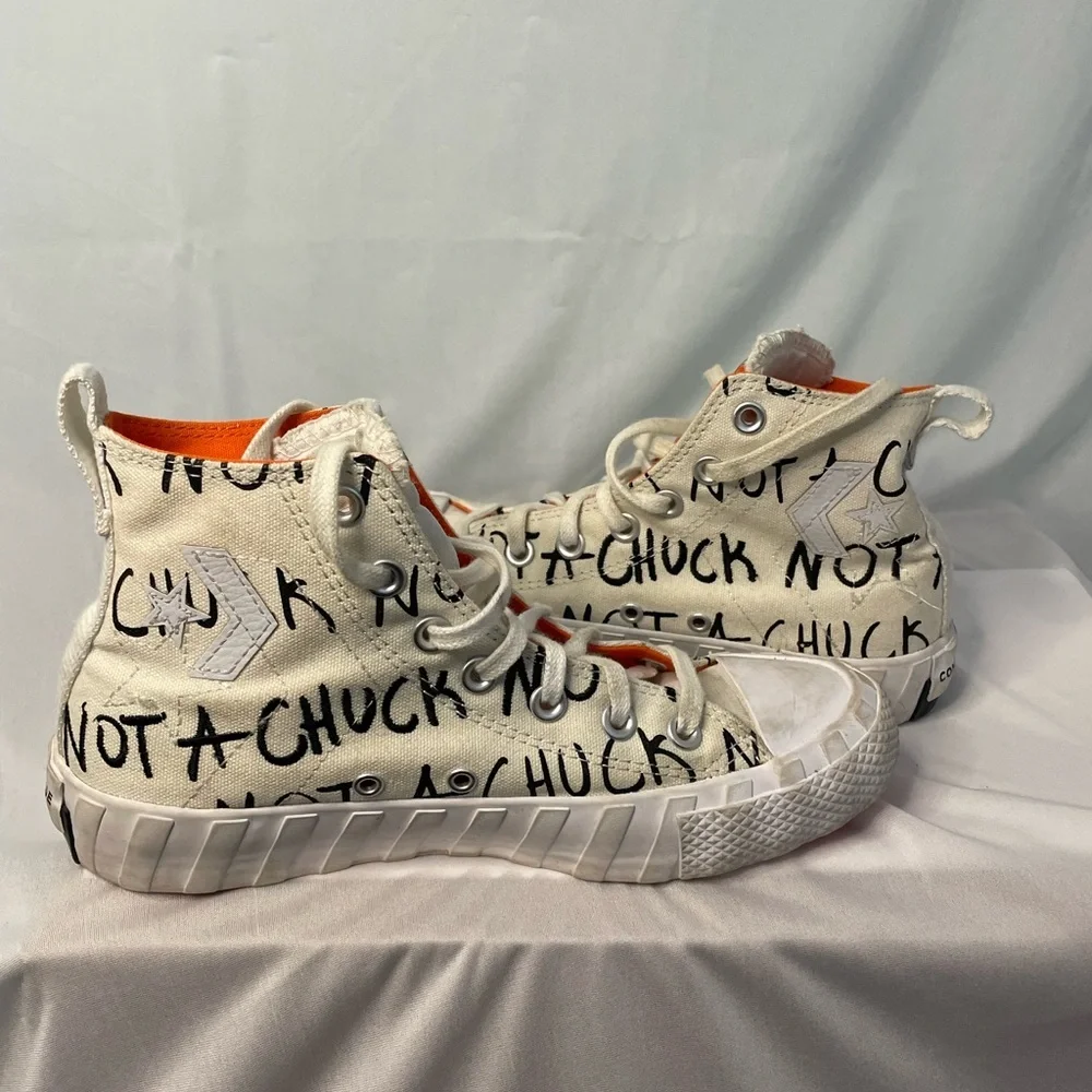 Chuck Not Chuck Converse kids size 5‎